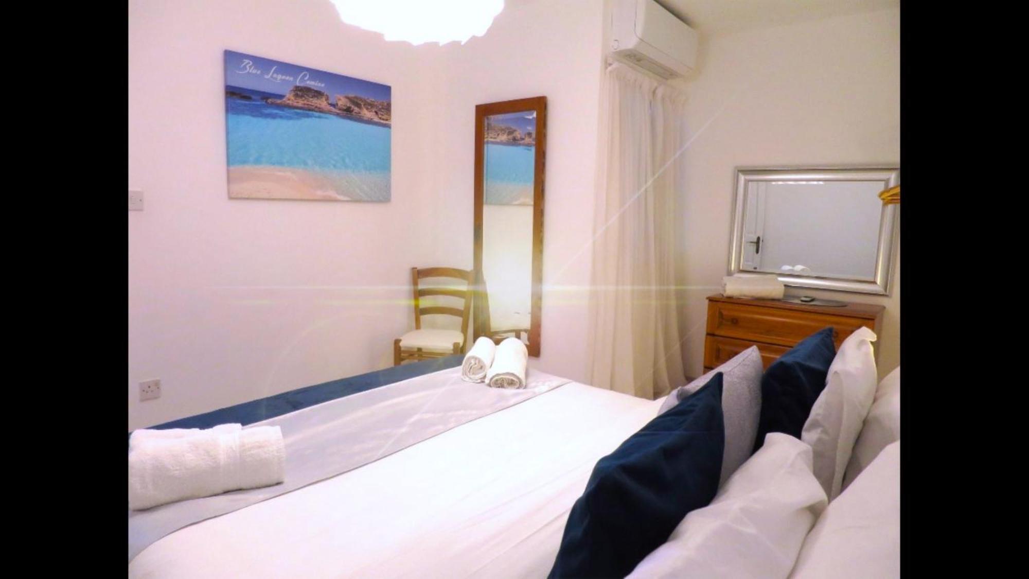 Seafront Apartment Terrace, Lounger & Panoramic Ocean Views Mellieħa Szoba fotó