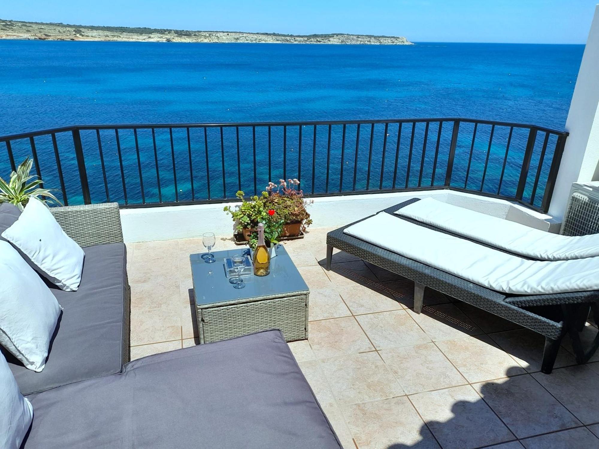Seafront Apartment Terrace, Lounger & Panoramic Ocean Views Mellieħa Szoba fotó