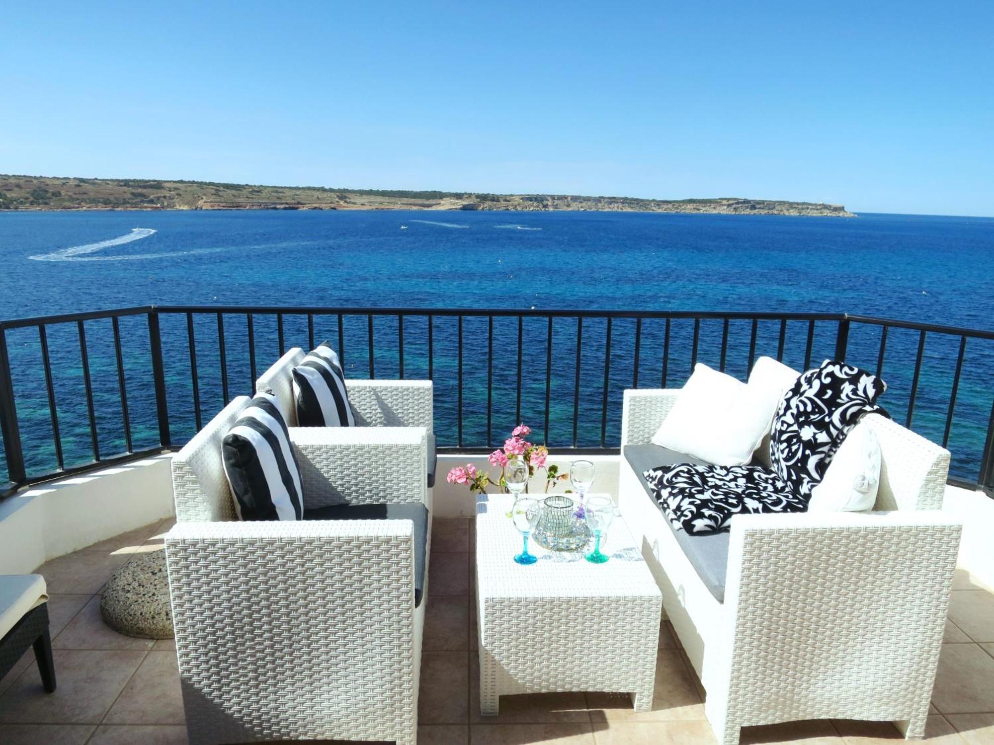 Seafront Apartment Terrace, Lounger & Panoramic Ocean Views Mellieħa Kültér fotó