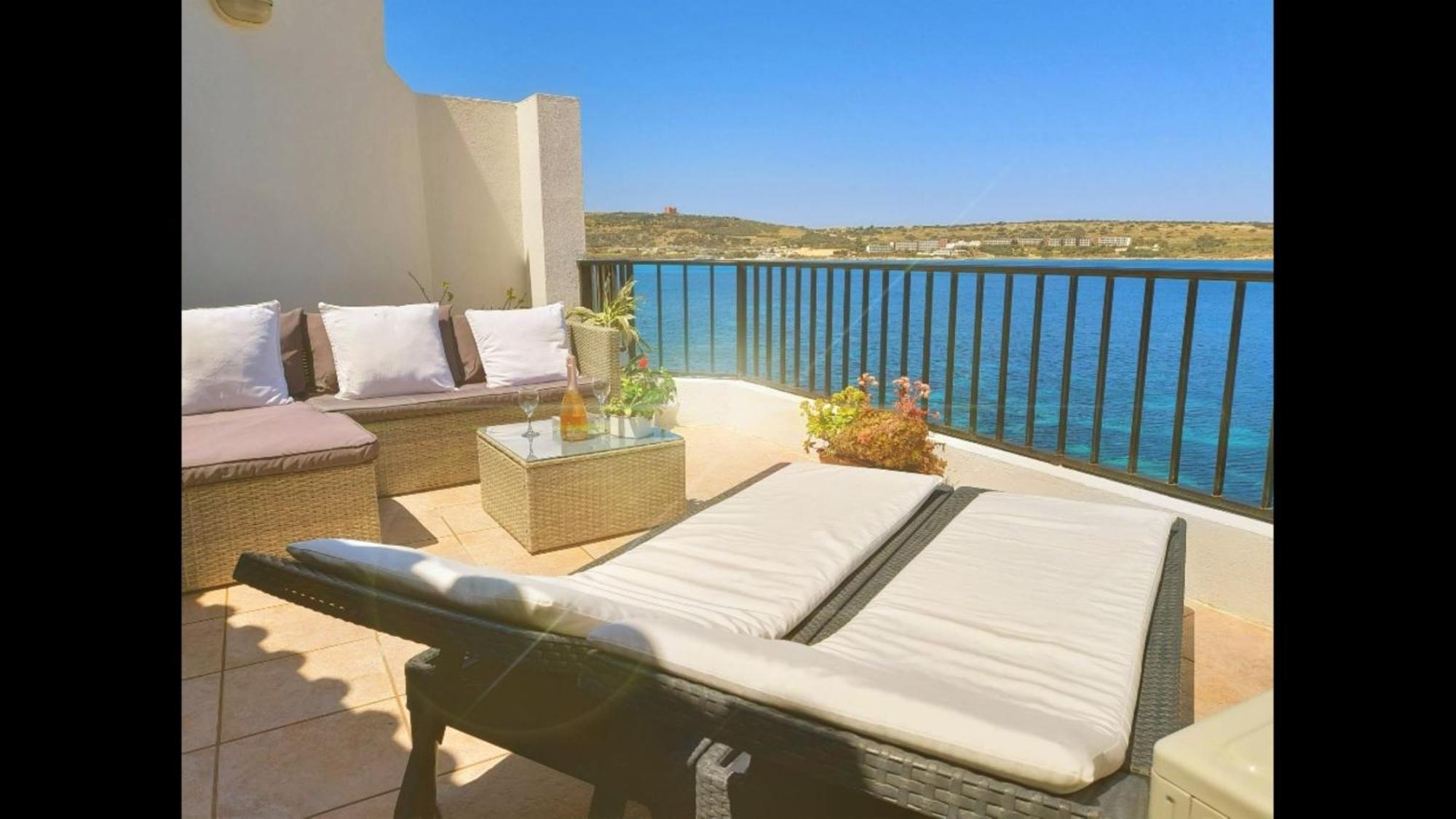 Seafront Apartment Terrace, Lounger & Panoramic Ocean Views Mellieħa Szoba fotó