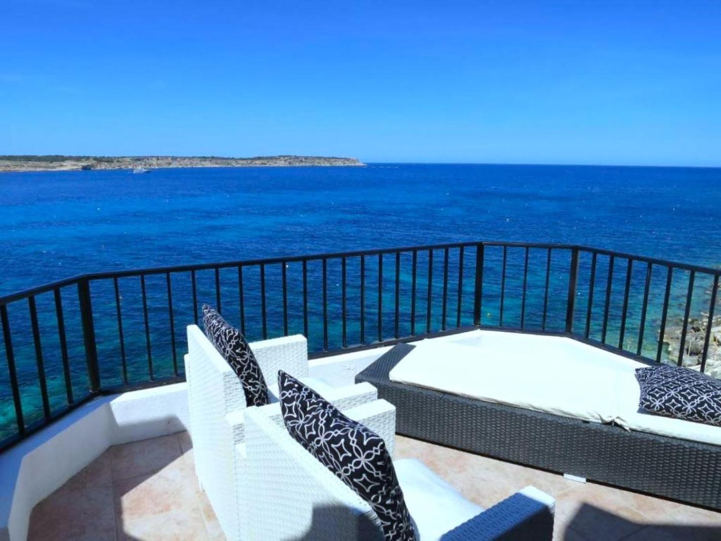 Seafront Apartment Terrace, Lounger & Panoramic Ocean Views Mellieħa Kültér fotó