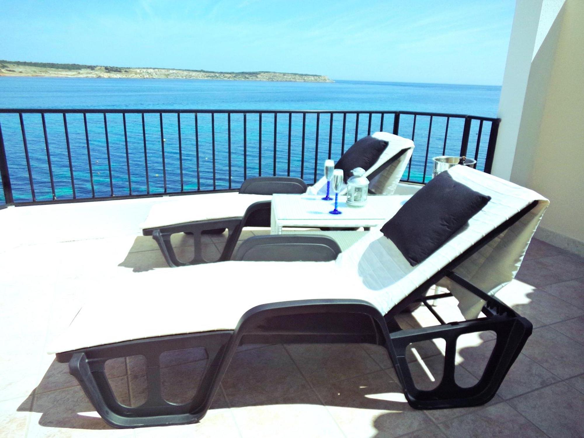 Seafront Apartment Terrace, Lounger & Panoramic Ocean Views Mellieħa Kültér fotó