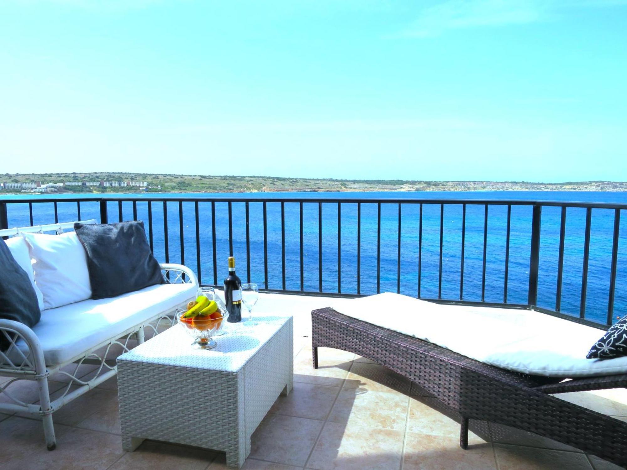 Seafront Apartment Terrace, Lounger & Panoramic Ocean Views Mellieħa Kültér fotó