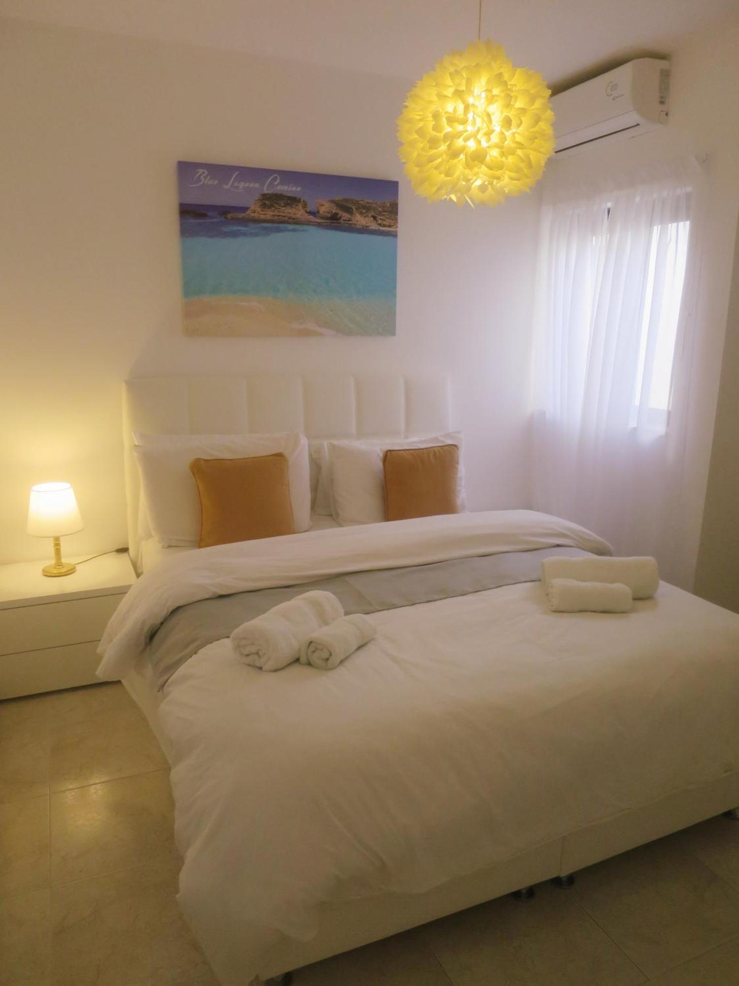 Seafront Apartment Terrace, Lounger & Panoramic Ocean Views Mellieħa Kültér fotó