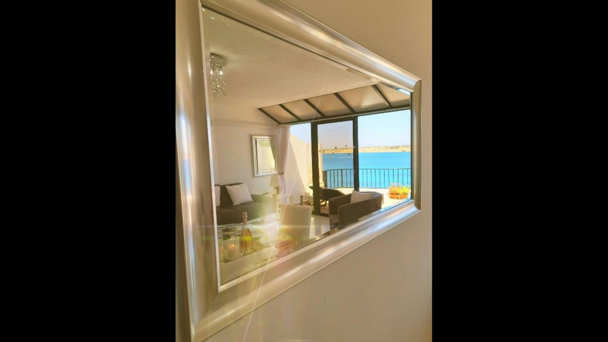 Seafront Apartment Terrace, Lounger & Panoramic Ocean Views Mellieħa Szoba fotó