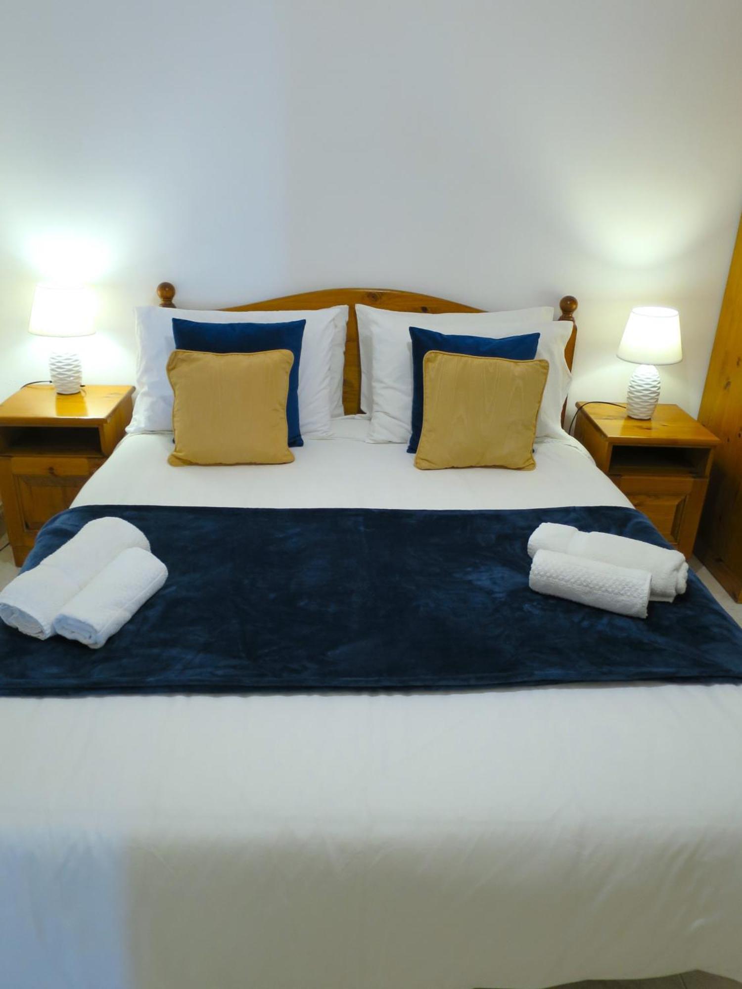 Seafront Apartment Terrace, Lounger & Panoramic Ocean Views Mellieħa Szoba fotó