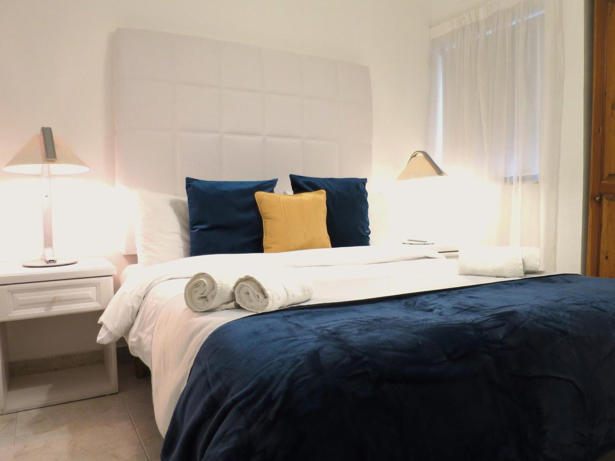 Seafront Apartment Terrace, Lounger & Panoramic Ocean Views Mellieħa Szoba fotó
