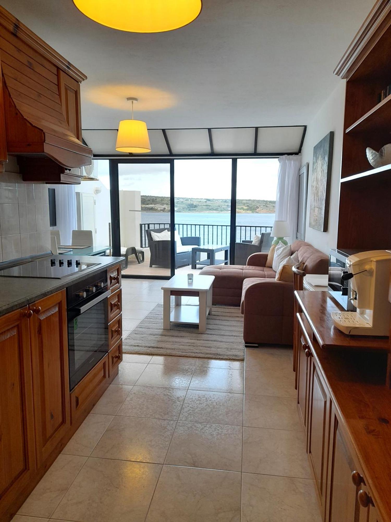 Seafront Apartment Terrace, Lounger & Panoramic Ocean Views Mellieħa Szoba fotó