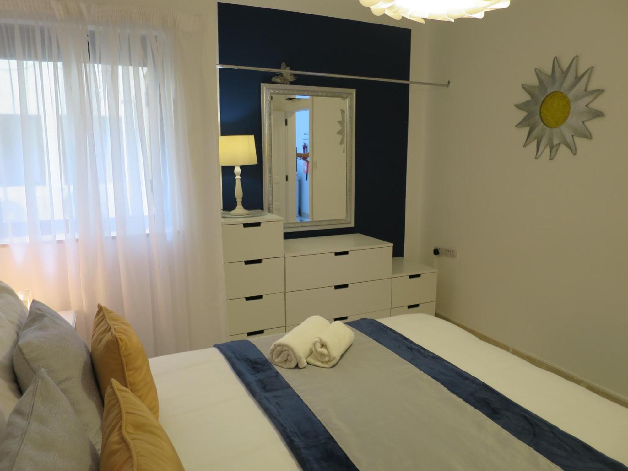Seafront Apartment Terrace, Lounger & Panoramic Ocean Views Mellieħa Szoba fotó