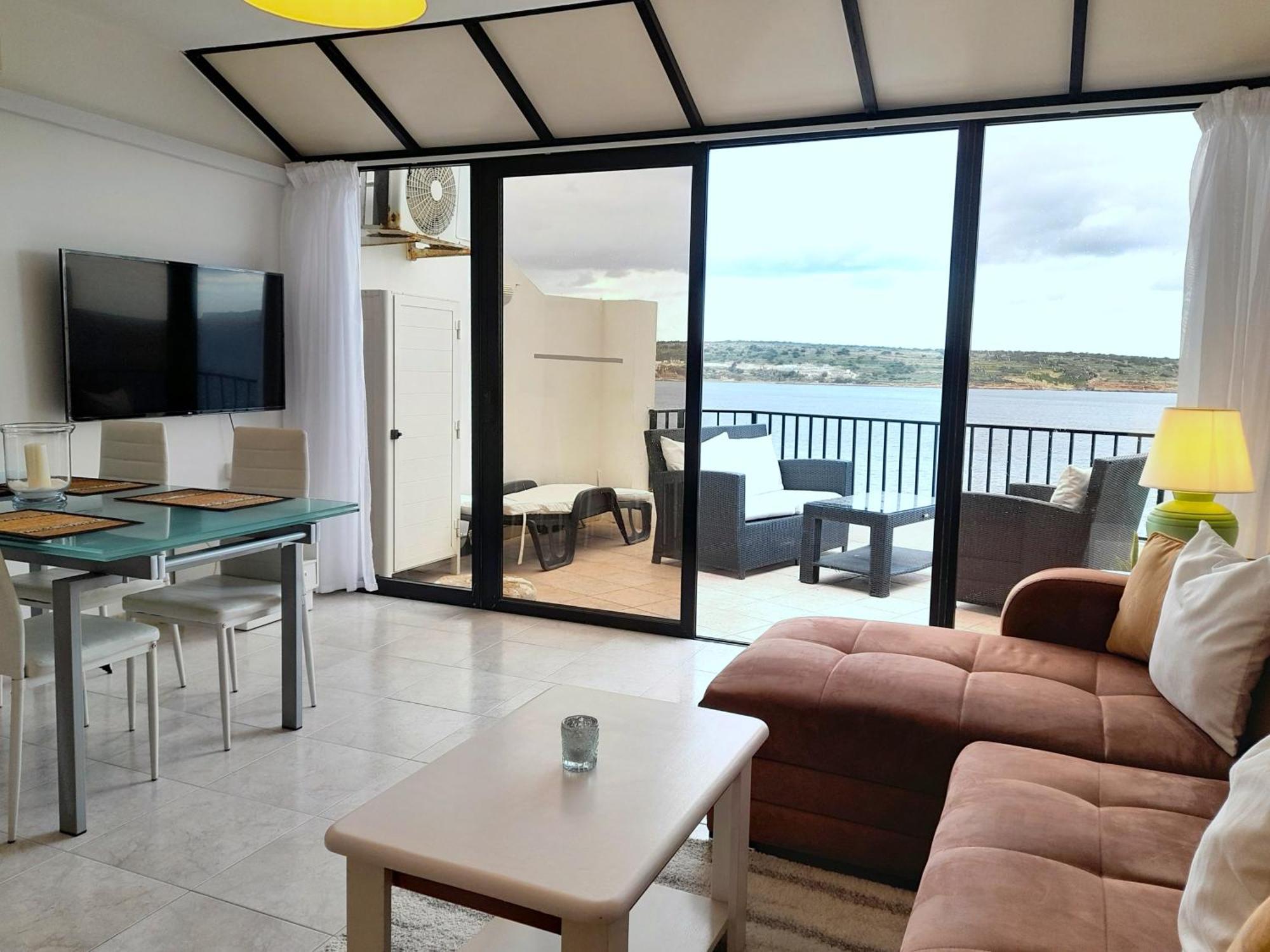 Seafront Apartment Terrace, Lounger & Panoramic Ocean Views Mellieħa Szoba fotó
