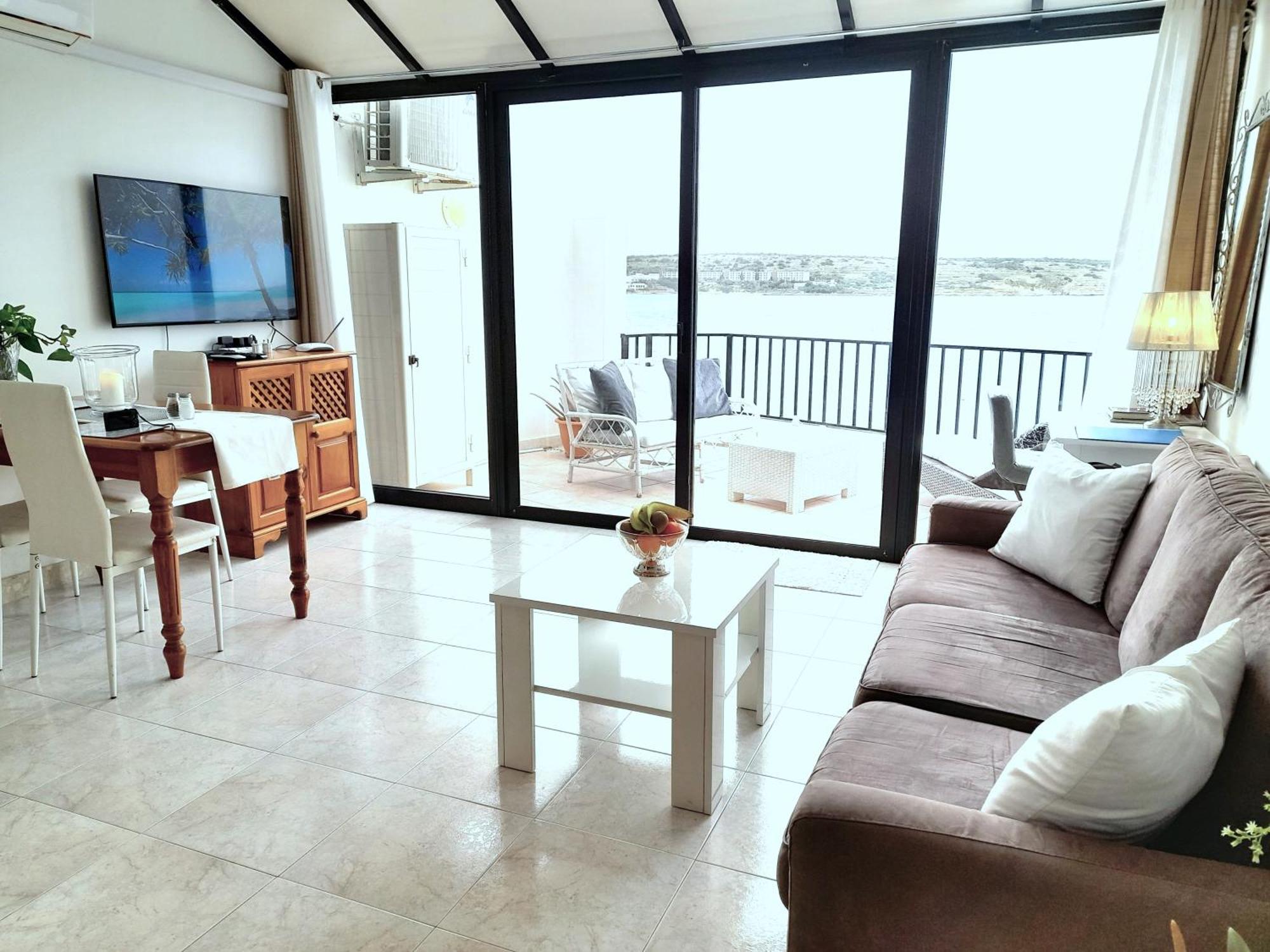 Seafront Apartment Terrace, Lounger & Panoramic Ocean Views Mellieħa Szoba fotó