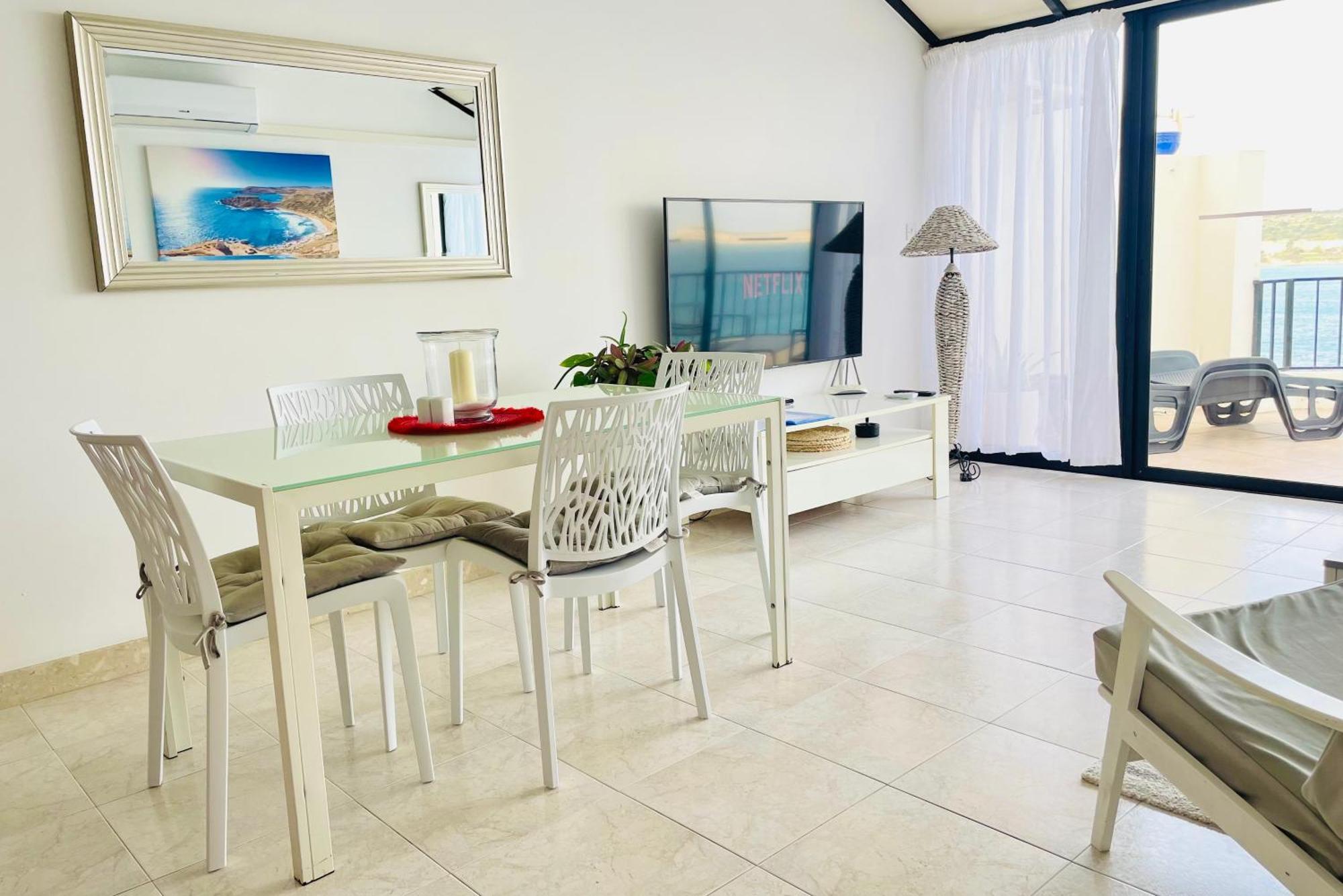 Seafront Apartment Terrace, Lounger & Panoramic Ocean Views Mellieħa Kültér fotó