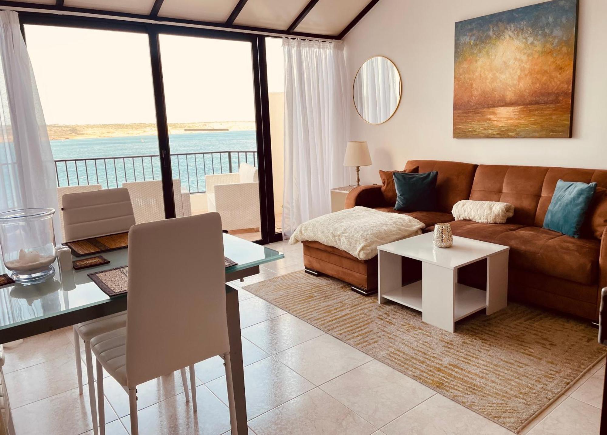 Seafront Apartment Terrace, Lounger & Panoramic Ocean Views Mellieħa Kültér fotó
