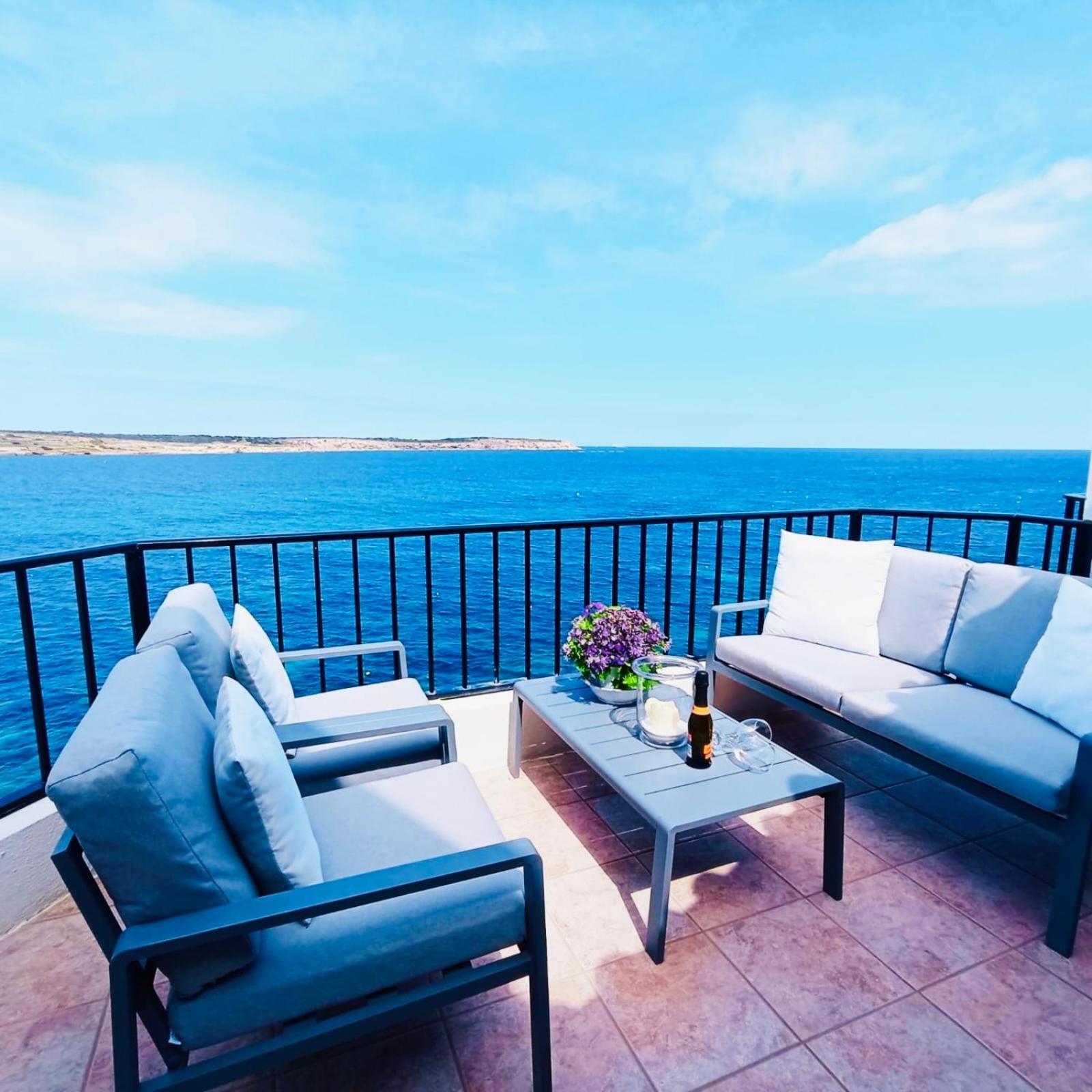 Seafront Apartment Terrace, Lounger & Panoramic Ocean Views Mellieħa Kültér fotó